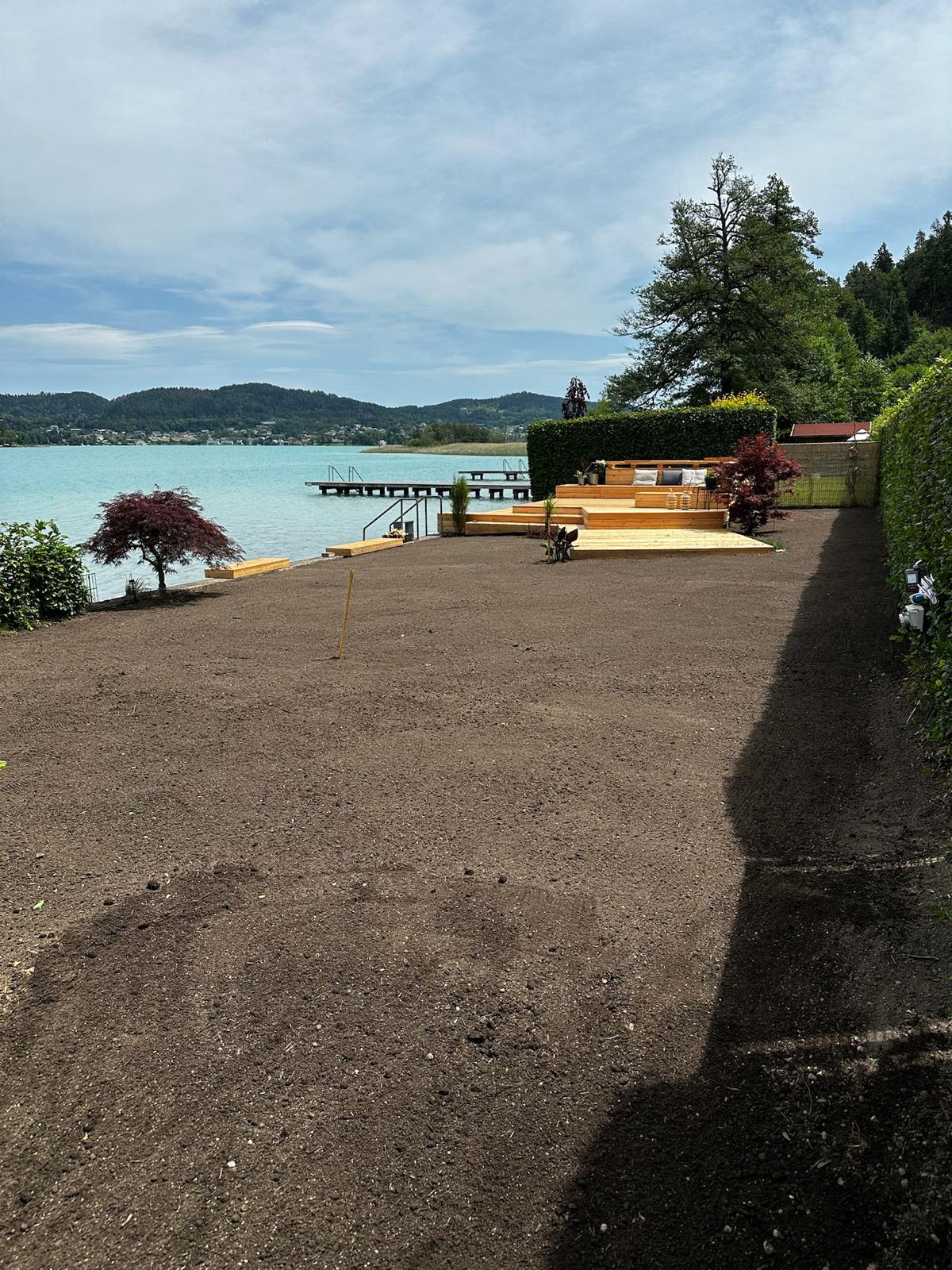 Vorbereitete Gartenanlage am See