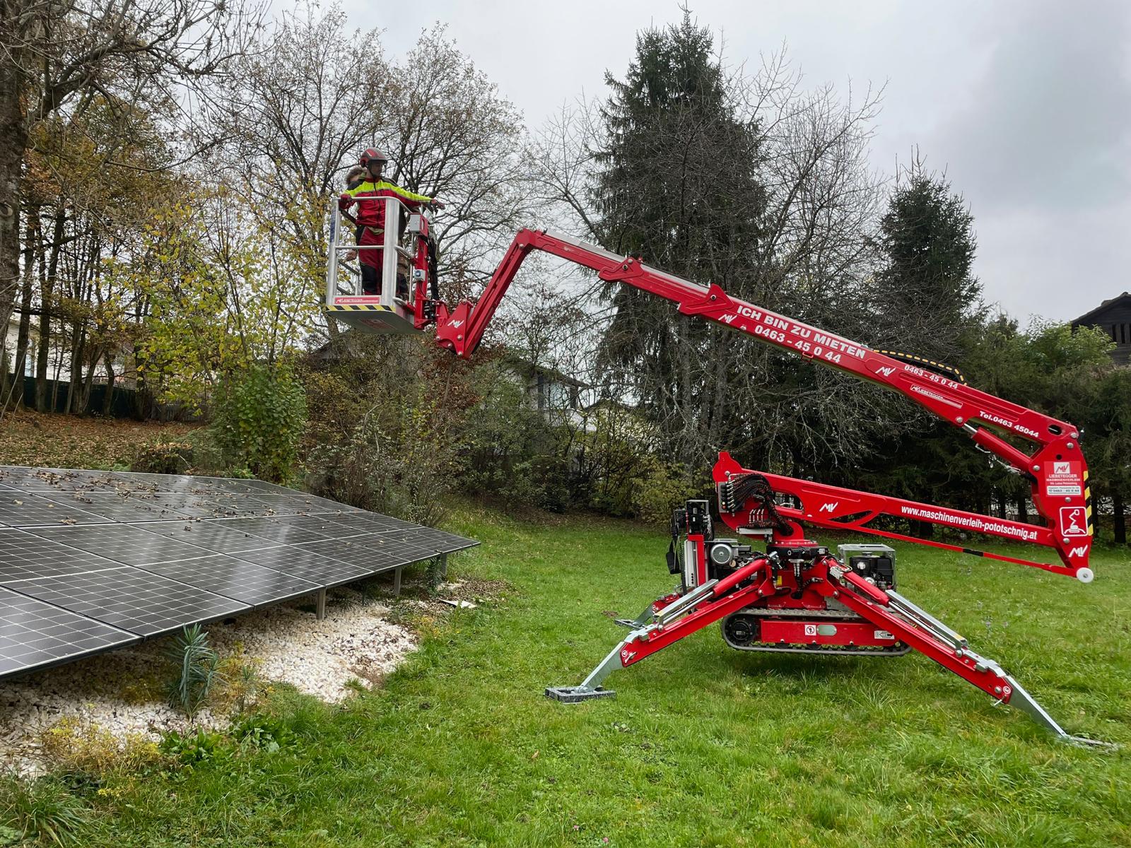 Arbeiten an einer Außenanlage mit Hebebühne