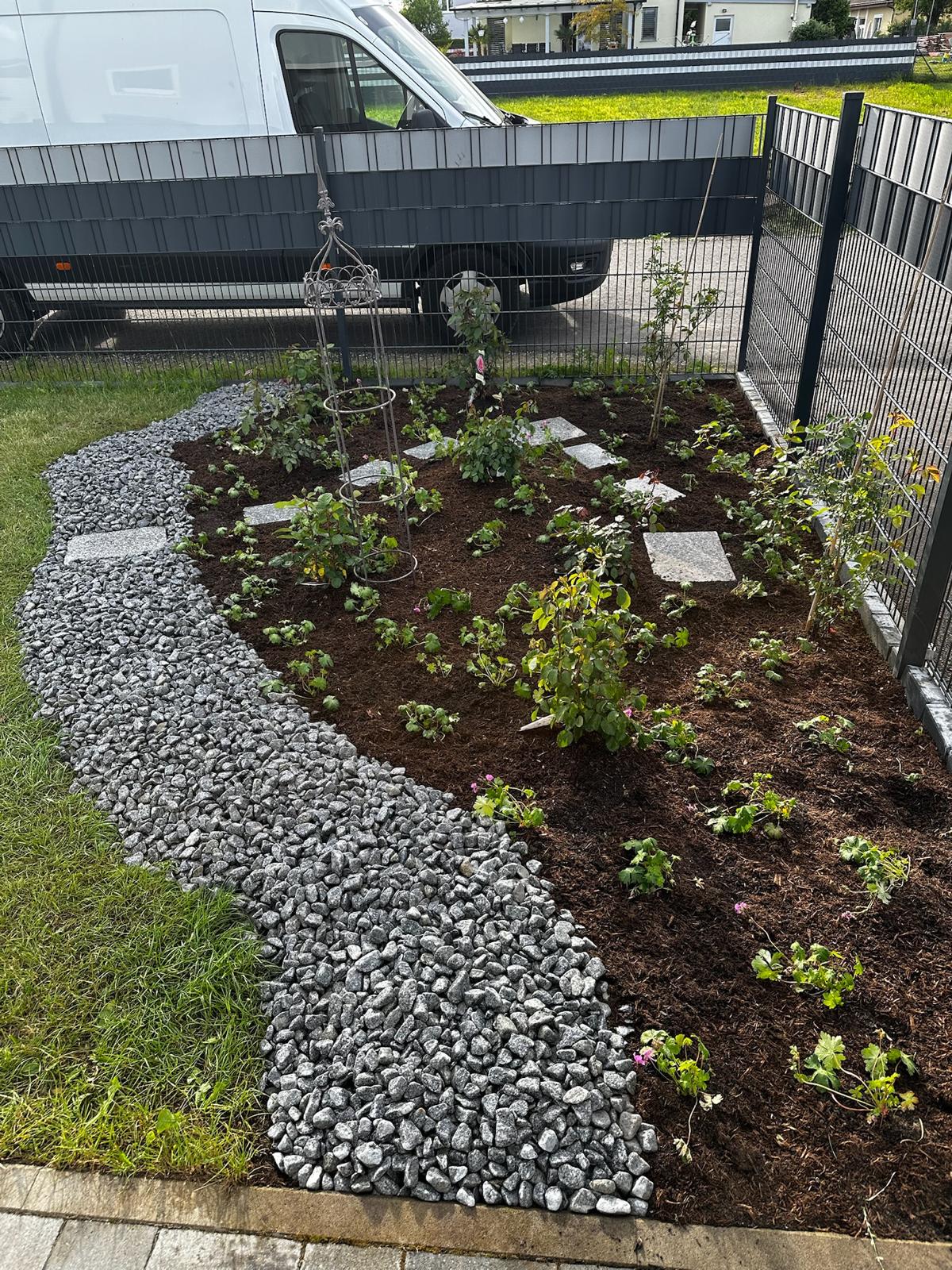 Neu bepflanztes Beet mit Kiesweg