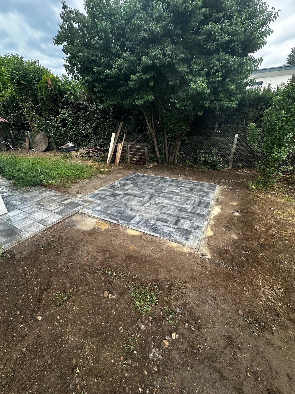 Neu verlegte Pflasterfläche im Garten